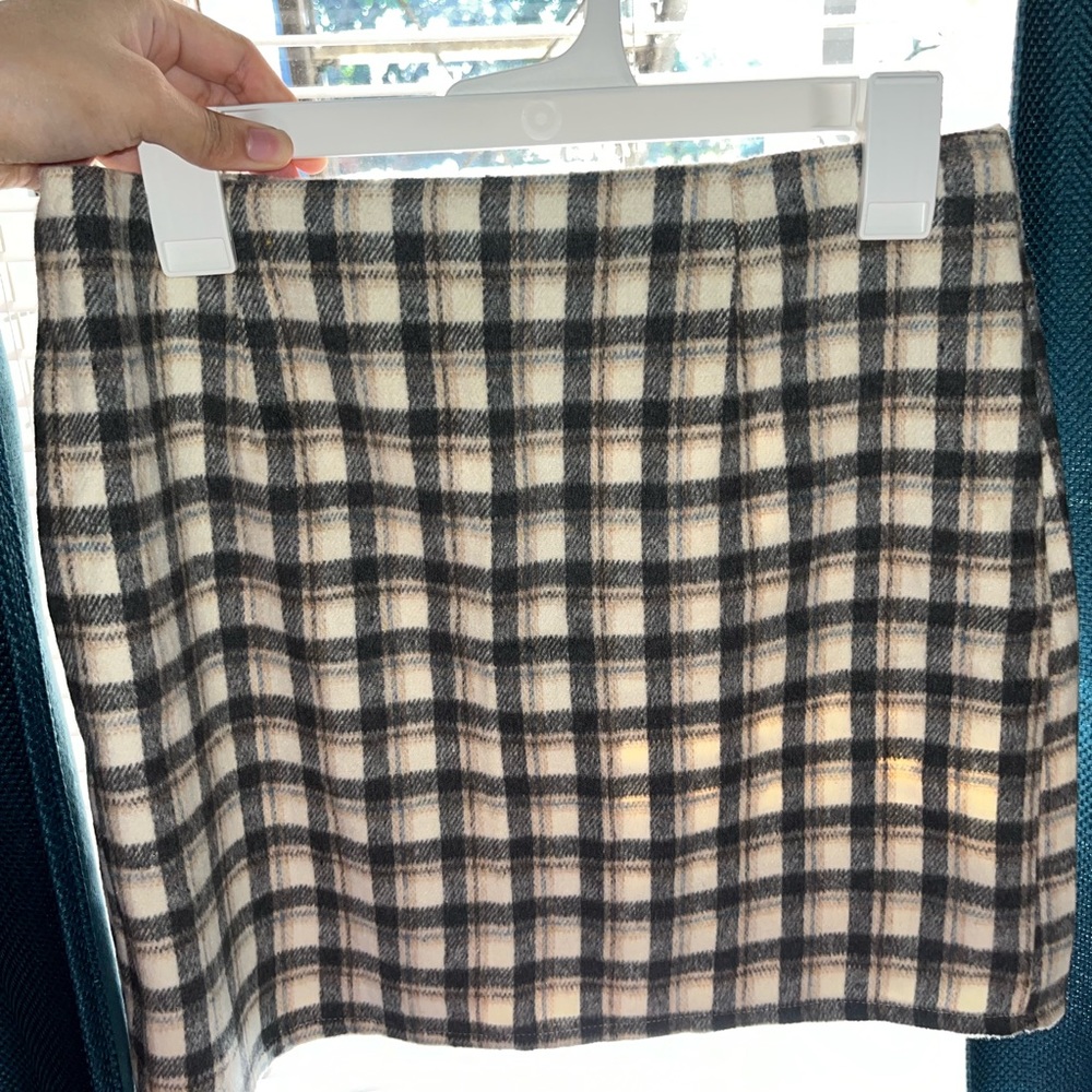 It’s a patterned multicolor mini skirt! Large size - Picture 2 of 2